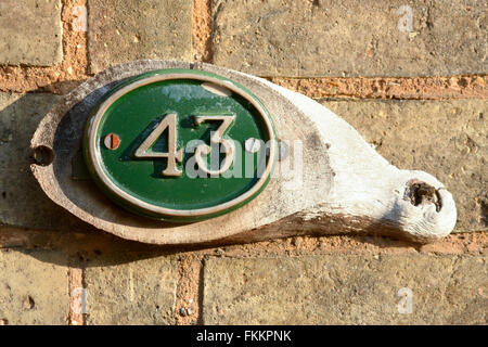 Hausnummer 43 Schild an Wand-Eigenschaft Stockfoto