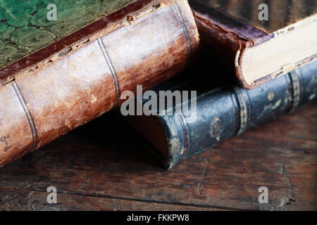 Nahaufnahme von einige alte Bücher auf alten Holztisch Stockfoto