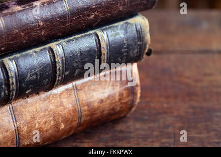 Nahaufnahme von einige alte Bücher auf alten Holztisch Stockfoto