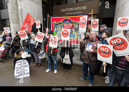 London, UK. 9. März 2016. Demonstranten protestieren gegen nutzen Sanktionen außerhalb der Abteilung für Arbeit und Pensionen in Westminster, London. Bildnachweis: London Pix/Alamy Live News Stockfoto