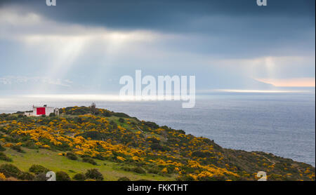 Atlantischen Ozean. Sommer Küstenlandschaft der Meerenge von Gibraltar, Marokko. Kleines Wohnhaus mit Nationalflagge steht an der Küste Stockfoto