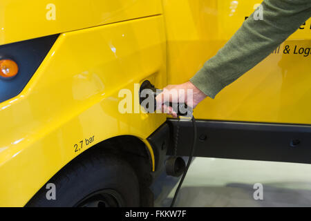 Troisdorf, Deutschland. 9. März 2016. Konzern Deutsche Post DHL, Jahrespressekonferenz, Troisdorf, Deutschland: Elektro-Auto "street Scooter". Bildnachweis: Jürgen Schwarz/Alamy Live-Nachrichten Stockfoto