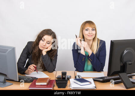 Sieht die Situation im Büro - eine Frau aufgeregt Blick auf das Dokument, das andere gerne in den Rahmen Stockfoto