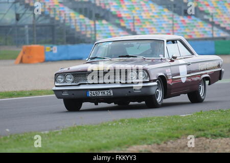 Ford Galaxie 500, Bremsen auf die Magny-Cours, während der Classic-Tage Stockfoto