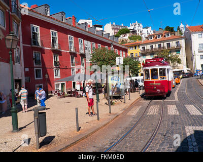 Alfama ist der älteste Stadtteil von Lissabon, es breitet sich nach unten Südhang von Burg São Jorge, Tejo Stockfoto