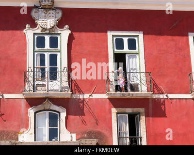 Alfama ist der älteste Stadtteil von Lissabon, es breitet sich nach unten Südhang von Burg São Jorge, Tejo Stockfoto