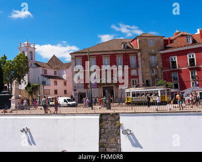 Mirador in Alfama ist der älteste Stadtteil von Lissabon, es breitet sich nach unten Südhang von Burg São Jorge, den Tejo Stockfoto