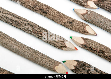Studio gedreht über Ansicht gespitzten Bleistift Buntstifte in grob strukturierte Rinde auf weiß gesetzt Stockfoto
