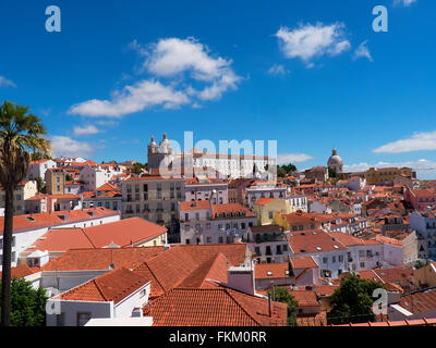 Alfama ist der älteste Stadtteil von Lissabon, es breitet sich nach unten Südhang von Burg São Jorge, Tejo Stockfoto