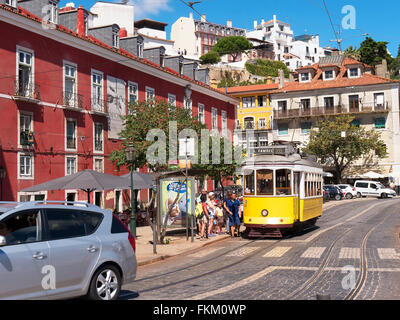 Alfama ist der älteste Stadtteil von Lissabon, es breitet sich nach unten Südhang von Burg São Jorge, Tejo Stockfoto