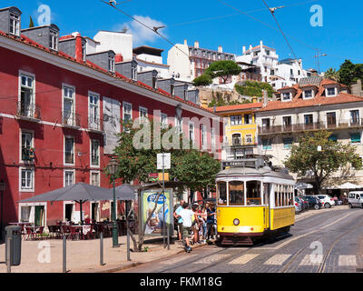 Alfama ist der älteste Stadtteil von Lissabon, es breitet sich nach unten Südhang von Burg São Jorge, Tejo Stockfoto