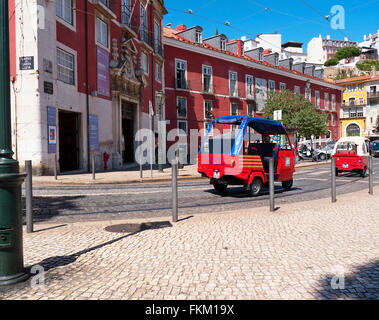 Alfama ist der älteste Stadtteil von Lissabon, es breitet sich nach unten Südhang von Burg São Jorge, Tejo Stockfoto