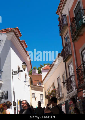 Alfama ist der älteste Stadtteil von Lissabon, es breitet sich nach unten Südhang von Burg São Jorge, Tejo Stockfoto