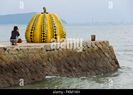 "Kürbis" Skulptur von Yayoi Kusama auf Naoshima Insel in Japan Stockfoto