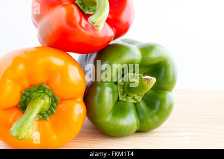 3 Paprika in verschiedenen Farben, Orange, rot und grün Stockfoto