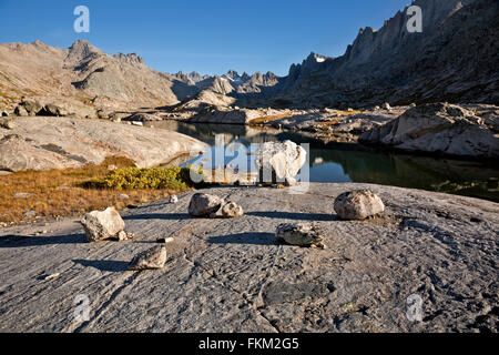 WY01235-00... WYOMING - Morgen an einem kleinen See im Bereich Titcomb Becken der Wind River Range in die Bridger Wilderness Area. Stockfoto