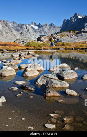 WYOMING - Wanderer an einen kleinen Teich in der Nähe von Upper Titcomb Lake im Bereich Titcomb Becken der Wind River Range. Stockfoto