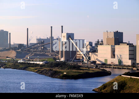 Schwerindustrie in der Nähe von IJmuiden, Nordseekanal, Nordholland, Niederlande Stockfoto