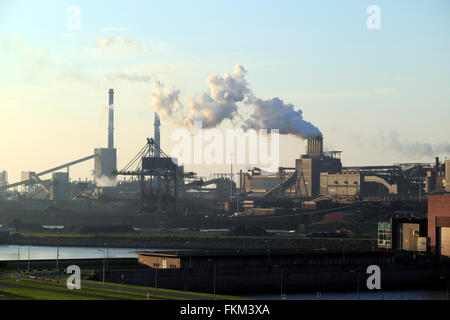 Schwerindustrie in der Nähe von IJmuiden, Nordseekanal, Nordholland, Niederlande Stockfoto