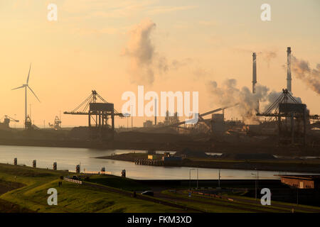 Sonnenuntergang, der Schwerindustrie in der Nähe von IJmuiden, Nordsee, Kanal, Nord Holland, Niederlande Stockfoto