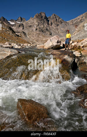 WY01260-00... WYOMING - Wasser Schmelzestrom absteigend in Titcomb Becken in die Bridger Wilderness Area der Wind River Range. Stockfoto