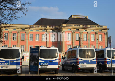 Potsdam, Deutschland. 9. März 2016. Polizei Fahrzeuge stehen vor dem Landtag in Potsdam, Deutschland, 9. März 2016. Am Abend werden eine Demonstration der "Pogida" Bewegung sowie mehrere Zähler Demonstrationen stattfinden. Foto: BERND SETTNIK/Dpa/Alamy Live News Stockfoto