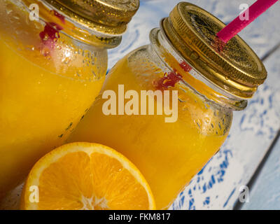 Orangensaft aus Glas auf einem Holztisch Stockfoto