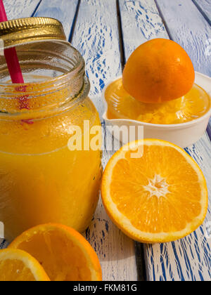 Orangensaft aus Glas auf einem Holztisch Stockfoto