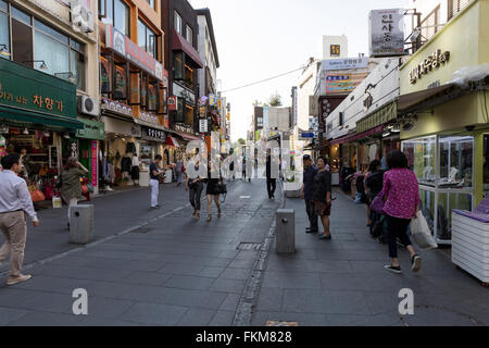 Passanten in Insa-Dong, Seoul, Südkorea Stockfoto