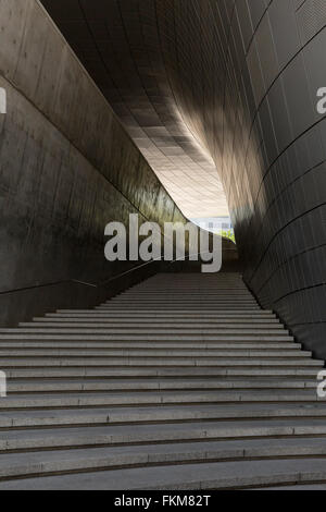 Treppe, die nach acht Junction, Dongdaemun Design Plaza, Seoul, Südkorea Stockfoto