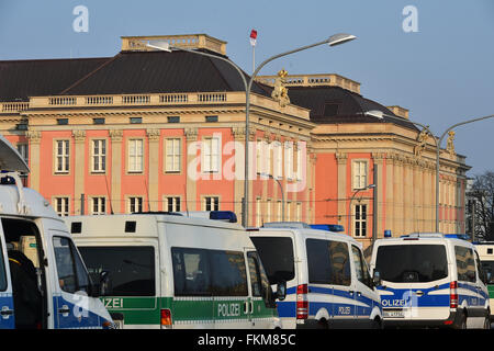 Potsdam, Deutschland. 9. März 2016. Polizei Fahrzeuge stehen vor dem Landtag in Potsdam, Deutschland, 9. März 2016. Am Abend werden eine Demonstration der "Pogida" Bewegung sowie mehrere Zähler Demonstrationen stattfinden. Foto: BERND SETTNIK/Dpa/Alamy Live News Stockfoto