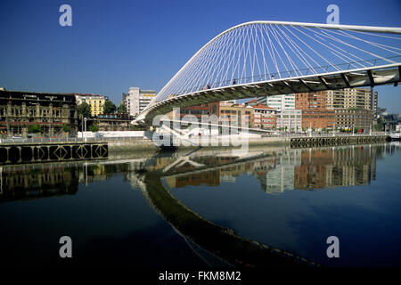 Zubizuri Bridge (Architekt Santiago Calatrava), Nervión Flusses, Bilbao, Spanien Stockfoto