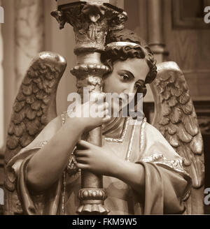 St. Michael der Erzengel-Statue im Sepia-Ton. Stockfoto