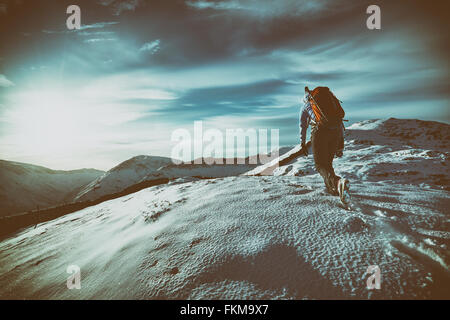 Wanderer zu Fuß über die schneebedeckten Berge im Vereinigten Königreich. Maserung und Farbe Styling angewendet Stockfoto