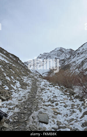 Wanderer auf eine harte, gefrorene felsigen Pfad oder Pfad in den baumlosen Trans-Himalaya-Bergen von Travel Stockfoto