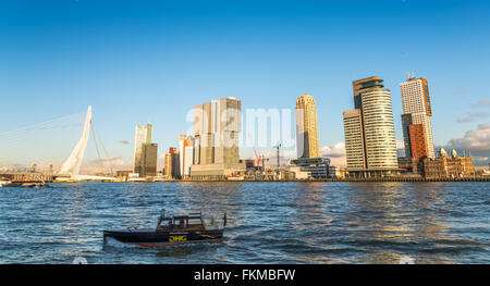 Erasmus-Brücke mit Wolkenkratzer in Rotterdam, Niederlande Stockfoto