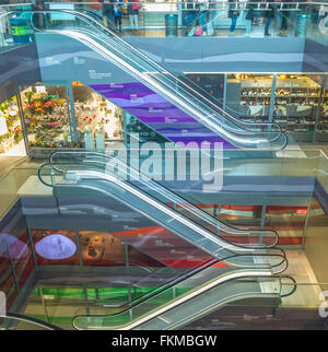 Treppen im neuen und bunten Markthalle, in der blaak Bezirk in Rotterdam, Niederlande Stockfoto