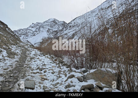 Wanderer auf eine harte, gefrorene felsigen Pfad oder Pfad in den baumlosen Trans-Himalaya-Bergen von Travel Stockfoto