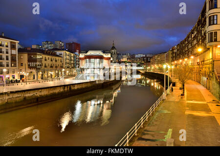 Fluss Nervion und Riverside Markt (Mercado De La Rivera) in der Nacht, Bilbao, Vizcaya, Baskisches Land, Spanien, Europa Stockfoto