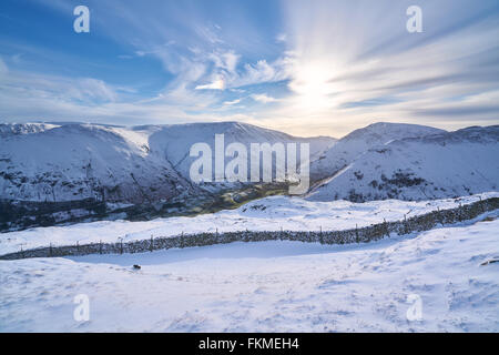 Ansichten von Schnee bedeckt, Angletarn, Hayeswater Gill, grauen Felsen & Hartsop Dodd aus Hartsop oben wie. Englischen Lake District. Stockfoto