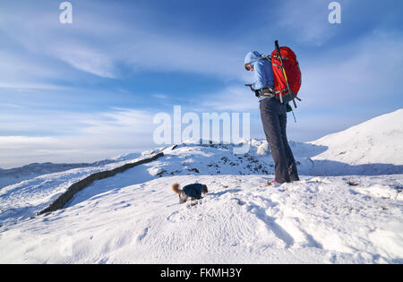 Überprüfung ihrer GPS-Position auf Hartsop oben wie Wanderer, die in Richtung Hart Crag & Fairfield führt. Englischen Lake District. Stockfoto