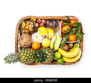Marktfrische Früchte auf Korbwaren Tablett. Gesunde Ernährung und Diät-Konzept. Einzelnes Objekt isoliert auf weißem Hintergrund Beschneidungspfad Stockfoto