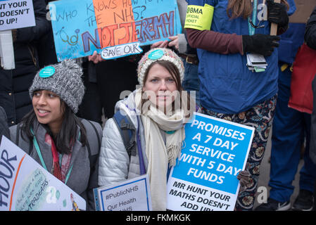 London 9. März 2016, NHS Junior Ärzte Streikposten, St. Thomas Hospital, Banner Credit: Ian Davidson/Alamy Live News Stockfoto