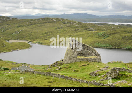 2.000 Jahre alten Dun Carloway Broch an einem bewölkten Tag mit Loch ein Duin im Hintergrund. Stockfoto