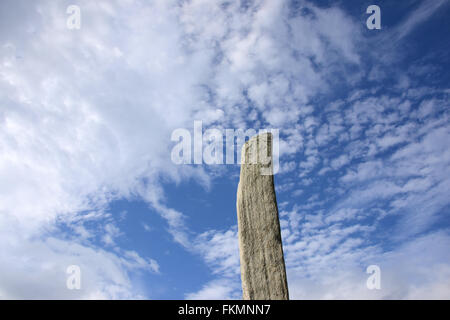 Detail des Monolithen in Callanish Standing Stone Circle mit einem interessanten Himmel, Isle of Lewis, Schottland Stockfoto