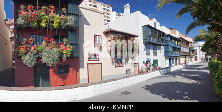 Los Balcones, blumengeschmückten Balkon befindet sich auf der Avenida Maritima, Santa Cruz De La Palma, La Palma, Kanarische Inseln, Spanien Stockfoto