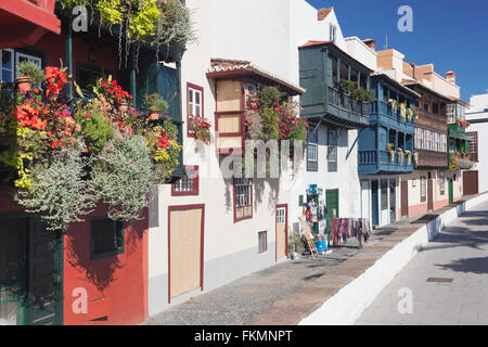 Los Balcones, blumengeschmückten Balkon befindet sich auf der Avenida Maritima, Santa Cruz De La Palma, La Palma, Kanarische Inseln, Spanien Stockfoto