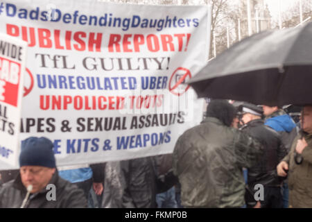 London, UK. 9. März 2016. Schwarzer Taxifahrer anti-Uber-Protest-Banner außerhalb des Parlaments Credit: Ian Davidson/Alamy Live News Stockfoto