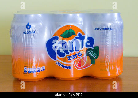 Dosen von Fanta Orange Zero Limonade Multipack, UK Stockfoto