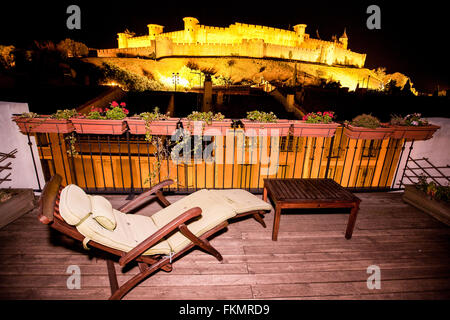 Carcassonne Burg Fort, in der Nacht. Gästehaus, Hotelbalkon im zitieren von Carcassonne, Aude, Süden, Frankreich. Stockfoto